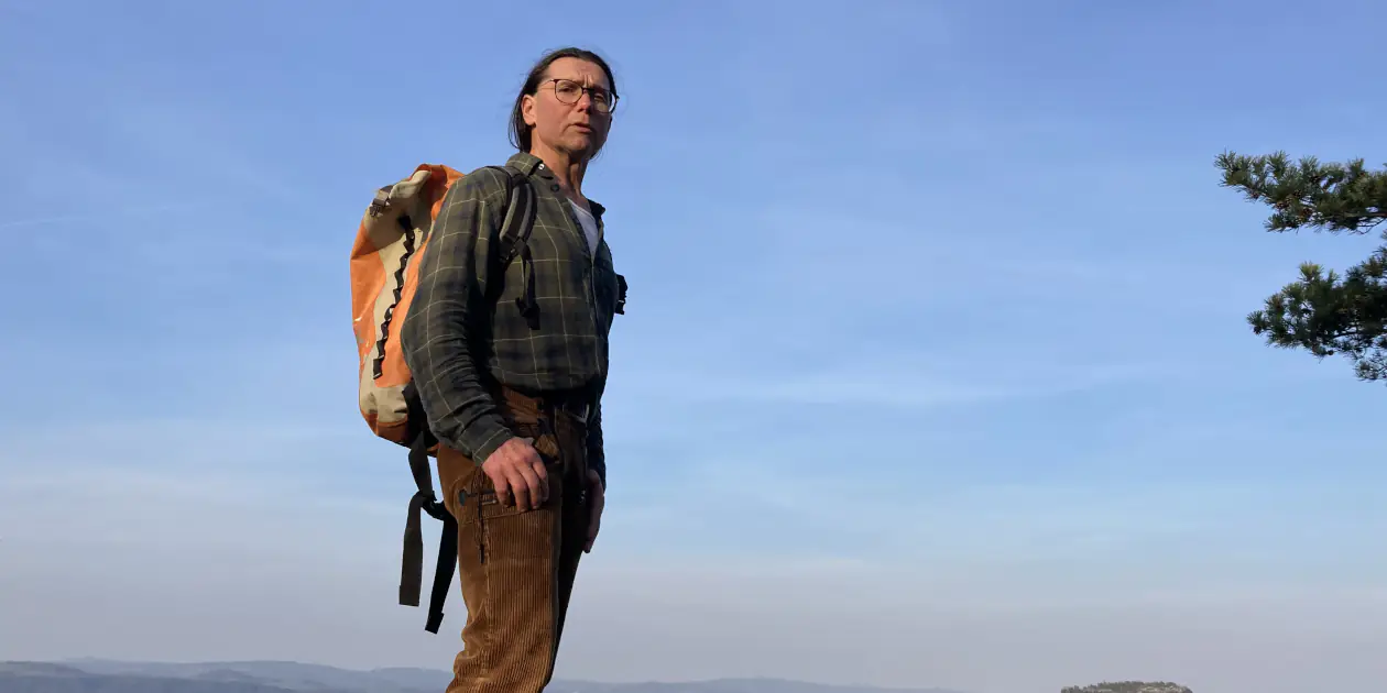 Jürgen Franz Oswald vor blauem Himmel und bayrischem Wald im Hintergrund